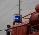 В Томаринском районе спасатели вытащили водителя из перевернувшегося микроавтобуса
