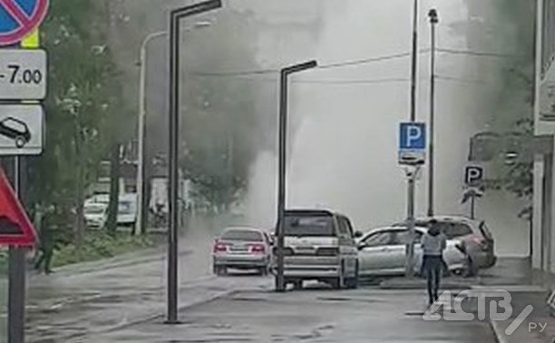 Благодаря коммунальной аварии жители Южно-Сахалинска смогли помыть машины