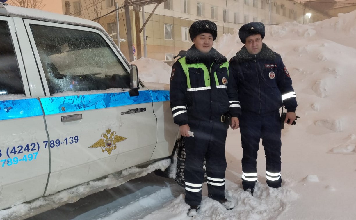 На Сахалине сотрудники ГИБДД бежали 4 километра, вызволяя автоколонну из снежного плена 