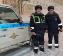 На Сахалине сотрудники ГИБДД бежали 4 километра, вызволяя автоколонну из снежного плена 