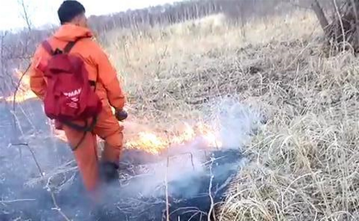 Сахалинские волонтеры-поисковики из "СОВЫ" присоединились к тушению пожаров