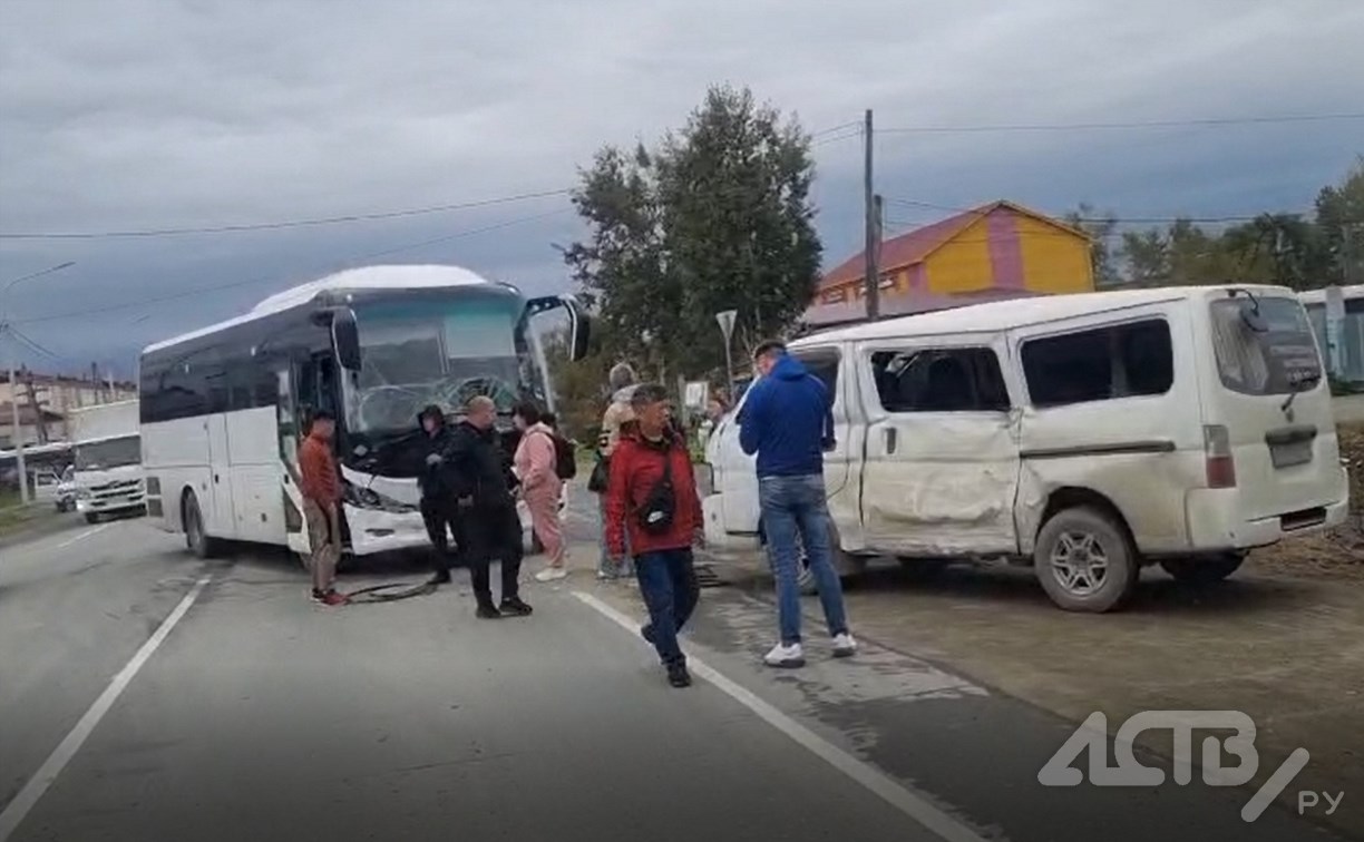 "Два пассажира пострадали"": в Ново-Александровске маршрутный автобус попал в жесткое ДТП