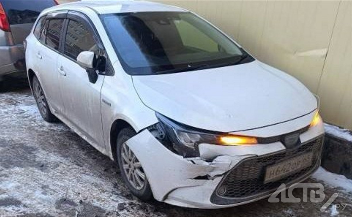 Неизвестный врезался в припаркованный автомобиль и скрылся с места ДТП в Южно-Сахалинске