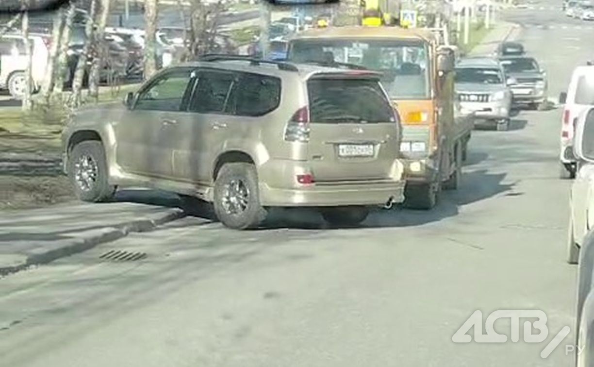 В Южно-Сахалинске "крутыш" на Toyota Prado показал, как не надо ездить В Южно-Сахалинске "крутыш" на Toyota Prado показал, как не надо ездить