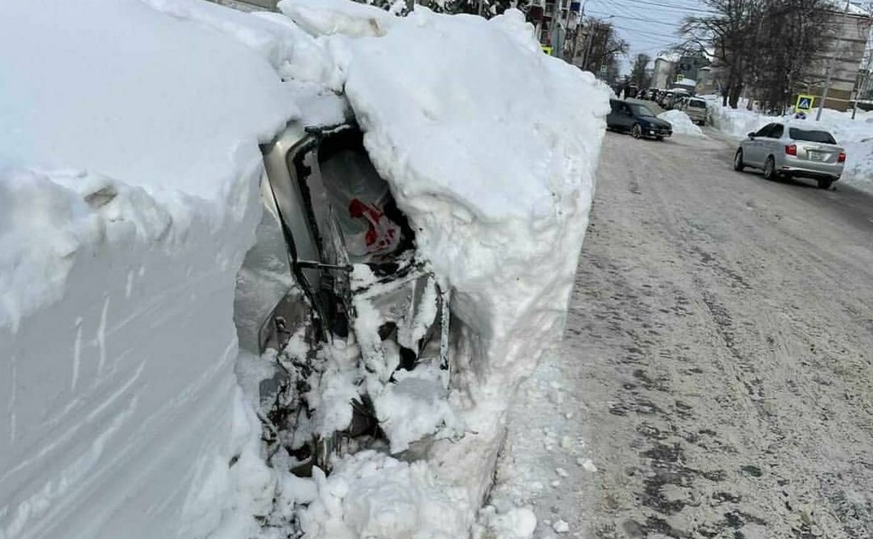 На Сахалине 23 автомобиля разворотила коммунальная техника во время расчистки снега