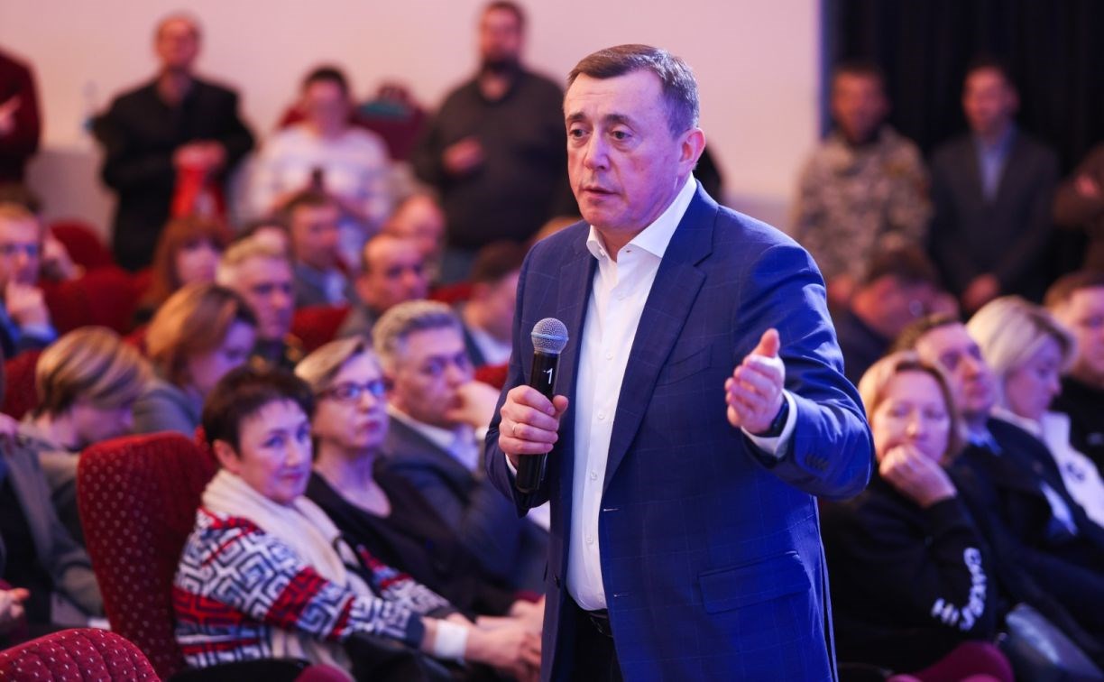 Новый спорткомплекс, газ и заправка: Валерий Лимаренко ответил на вопросы жителей Холмского района