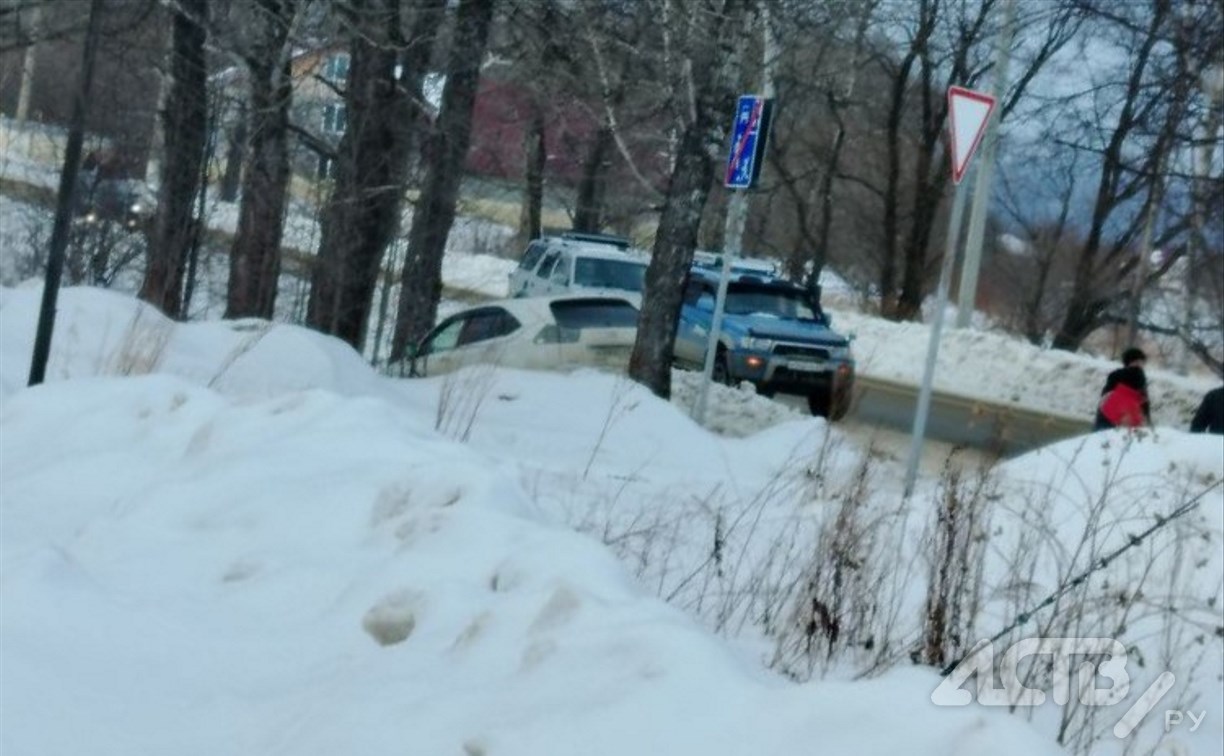 Очевидец: автомобиль со взрослыми и ребёнком попал в ДТП на Сахалине