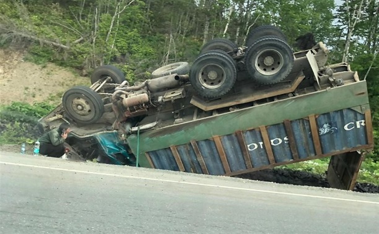Опасный перевал: на Сахалине перевернулся грузовик с углем