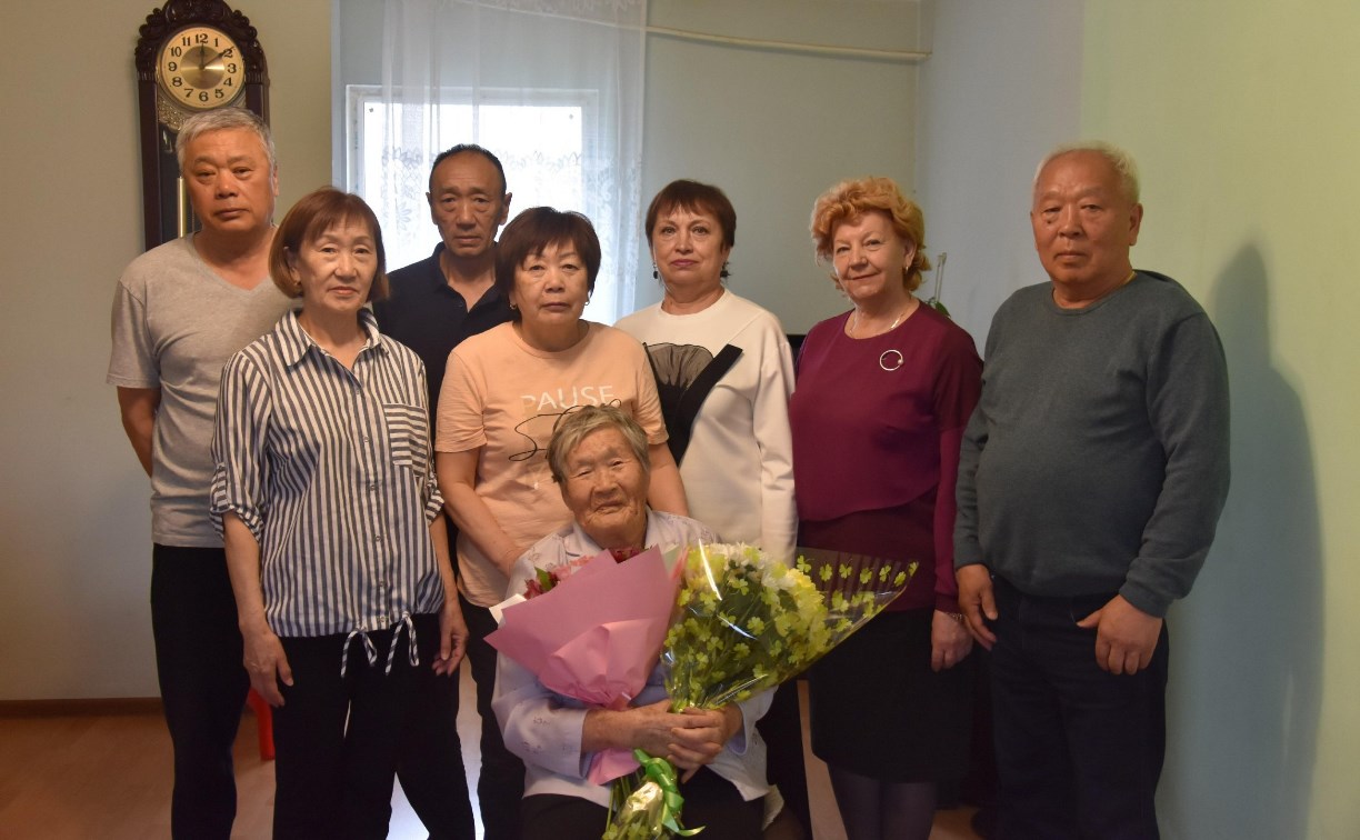 В Долинске поздравили с юбилеем 90-летнюю местную жительницу