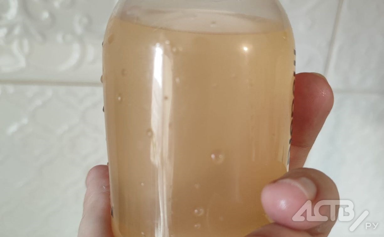 Специалисты выясняют, почему в квартире южносахалинки из крана несколько дней идёт коричневая вода