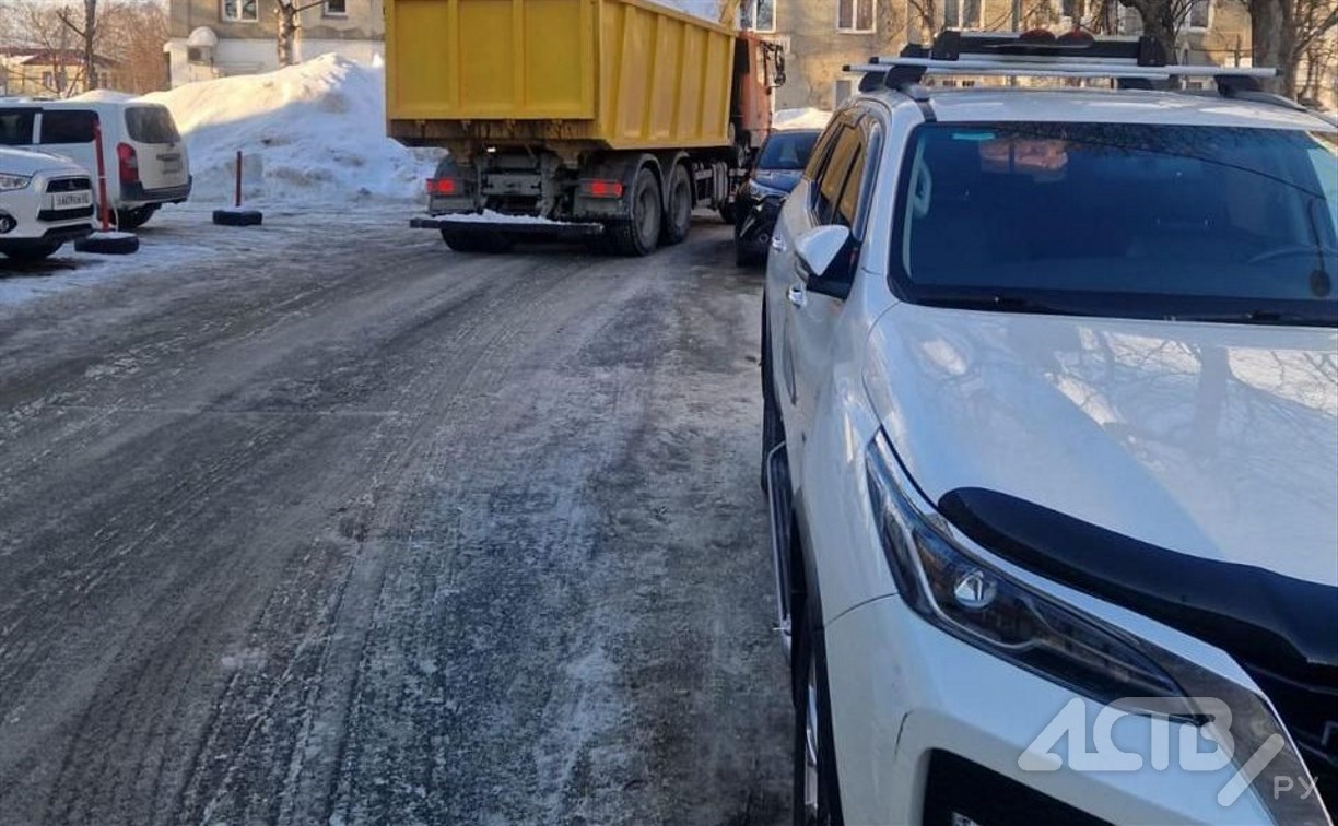 Неизвестный врезался в Toyota Fortuner и скрылся с места ДТП в Южно-Сахалинске