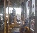 Пассажиры дерутся за место в автобусе до пляжа Анива