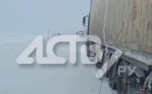 Автомобили выстроились в большие очереди с двух сторон закрытого участка трассы на Сахалине