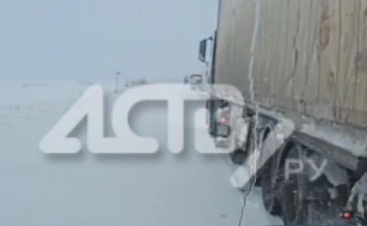 Автомобили выстроились в большие очереди с двух сторон закрытого участка трассы на Сахалине