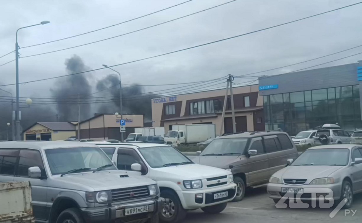 Пожар полыхает в районе "Армроса" в Южно-Сахалинске Пожар полыхает в районе "Армроса" в Южно-Сахалинске