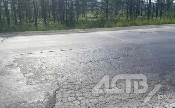 "Асфальт превращается в кашу": автоледи показала качество ямочного ремонта на трассе Южно-Сахалинск - Оха