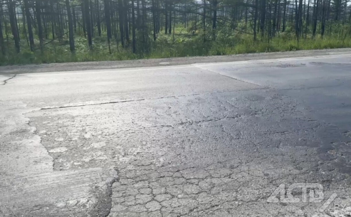 "Асфальт превращается в кашу": автоледи показала качество ямочного ремонта на трассе Южно-Сахалинск - Оха