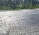 "Асфальт превращается в кашу": автоледи показала качество ямочного ремонта на трассе Южно-Сахалинск - Оха