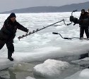 "Она живёт и дышит": на Сахалине рыбаки помогают друг другу перебраться через трещину на льду 