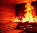 В Южно-Сахалинске пожарные час тушили баню