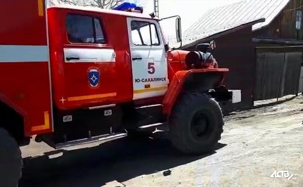 Горящий гараж тушат пожарные Южно-Сахалинска