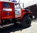 Горящий гараж тушат пожарные Южно-Сахалинска