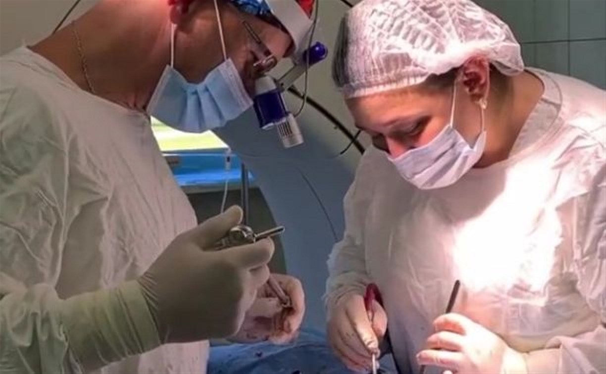 Нейрохирурги вживили отечественные металлоконструкции страдающему стенозом сахалинцу
