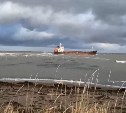 Появилось видео судна, севшего на мель у берегов Сахалина