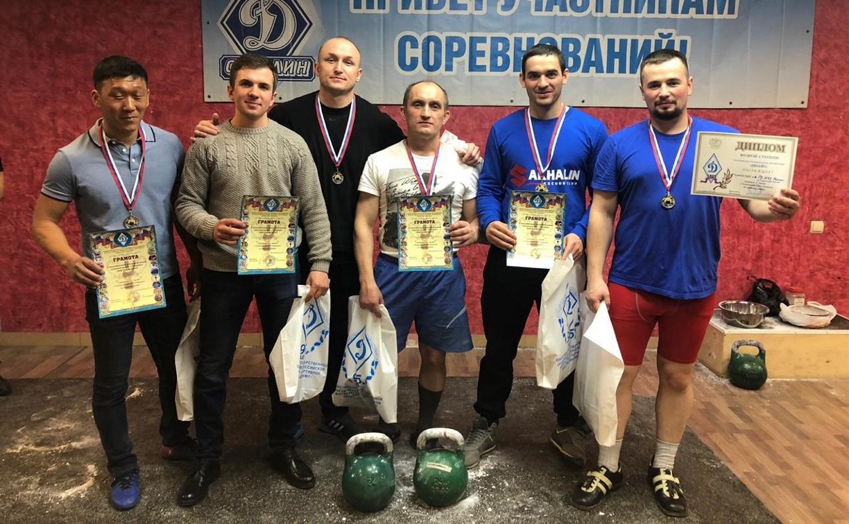 Сотрудники МЧС России на областных соревнованиях по гиревому спорту заняли 6 призовых мест 