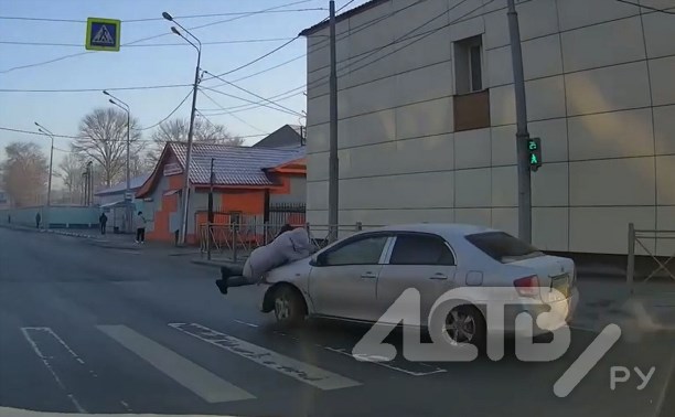 "Как он её не заметил?": в Южно-Сахалинске на пешеходном переходе сбили женщину 