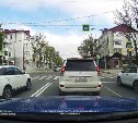 Комбо на красный: в Южно-Сахалинске водитель за несколько секунд дважды грубо нарушил ПДД