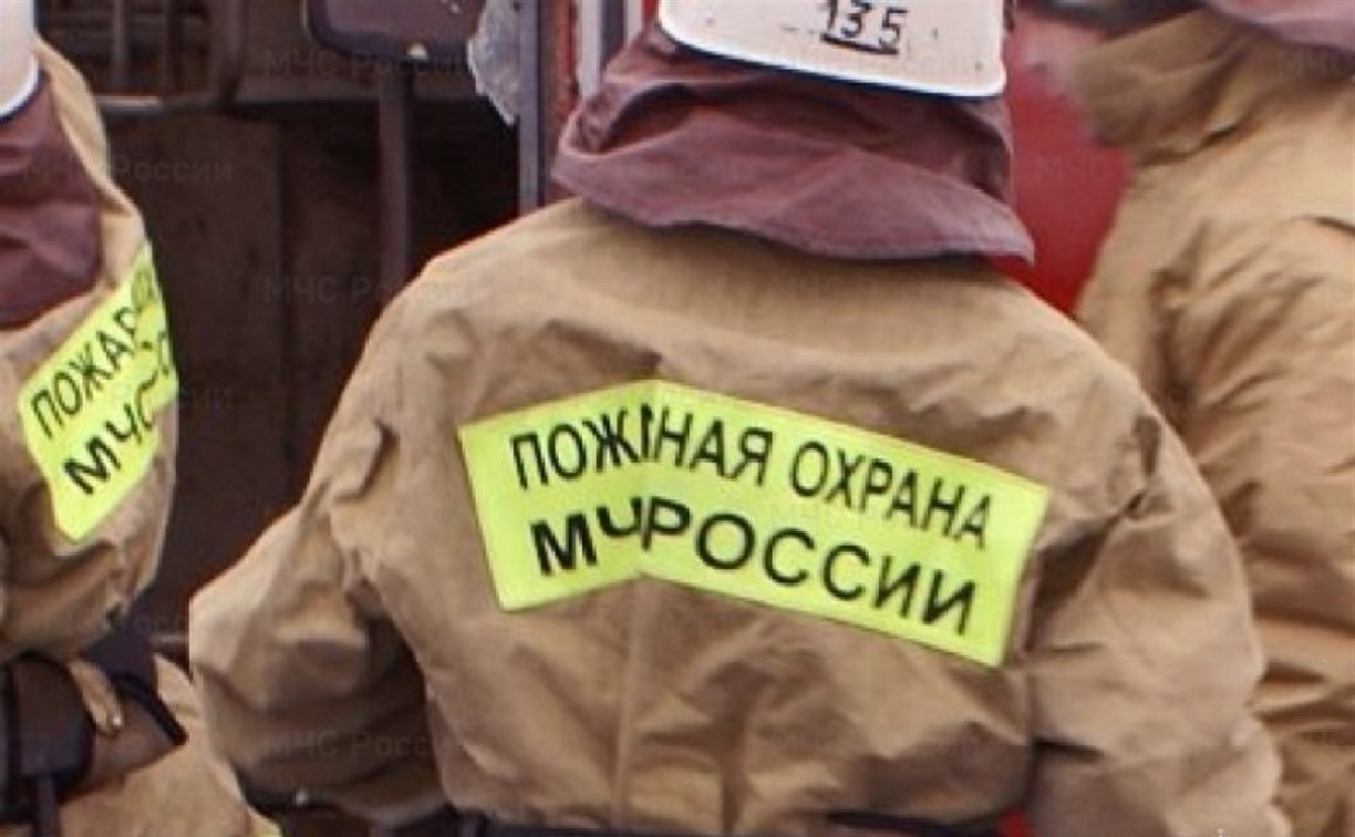 Люди выбежали на улицу из-за пожара в административном здании в Южно-Сахалинске Люди выбежали на улицу из-за пожара в административном здании в Южно-Сахалинске