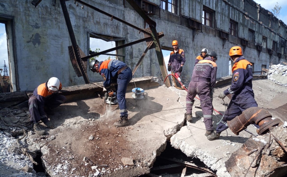 В Поронайске спасатели разбивают плиту, под которой находится погибший рабочий