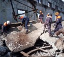 В Поронайске спасатели разбивают плиту, под которой находится погибший рабочий