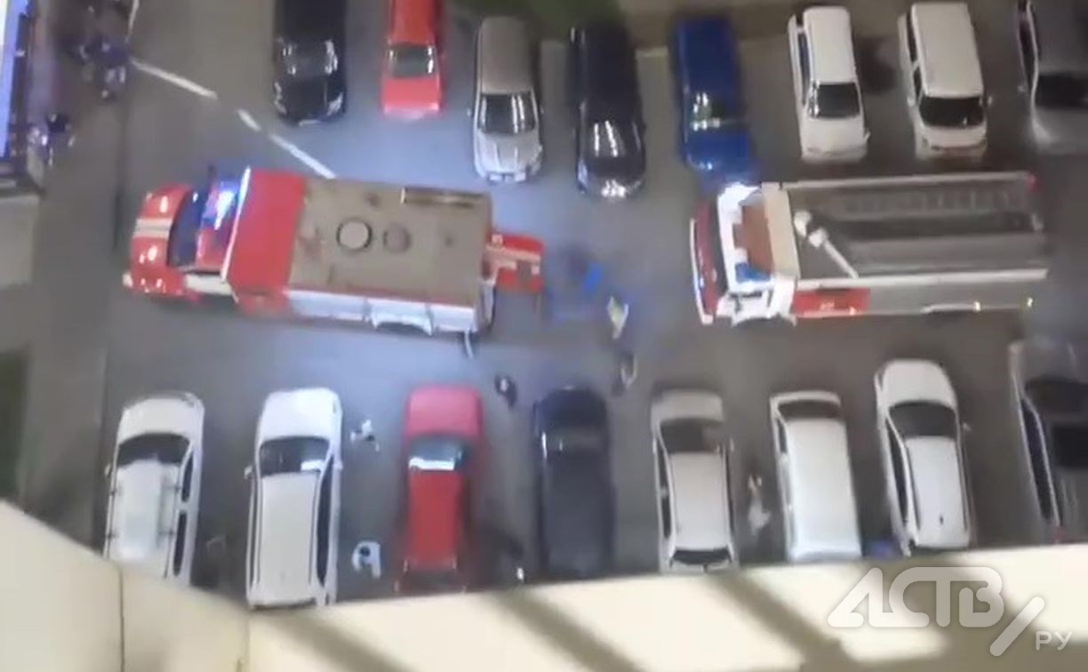 Три пожарных расчёта съезжались к пятиэтажке в Южно-Сахалинске: горела кухня