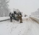 При столкновении автомобилей в Холмском районе перевернулся бензовоз