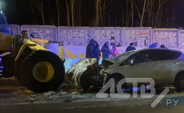 Иномарка врезалась в погрузчик в ночном Южно-Сахалинске