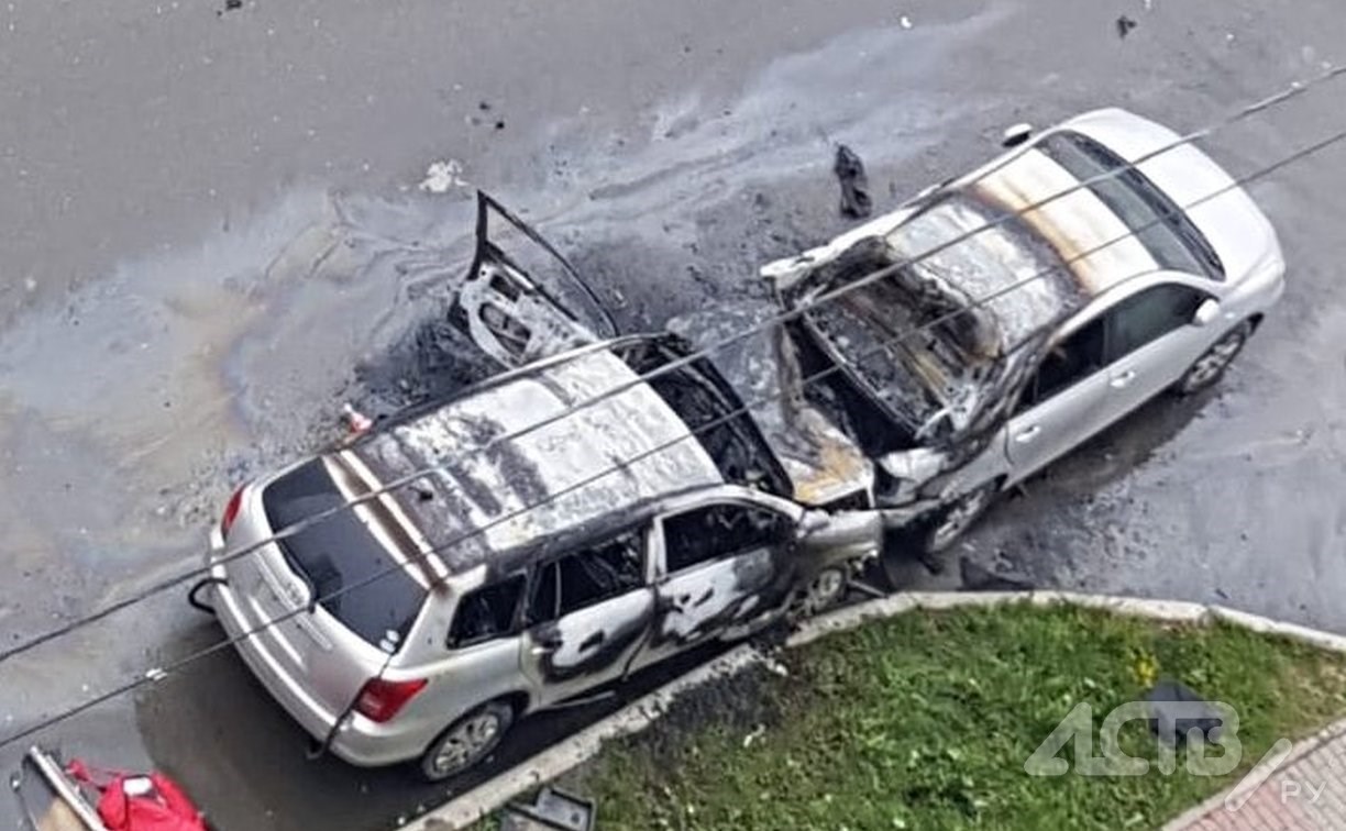 МЧС: при возгорании автомобилей в Южно-Сахалинске никто не пострадал