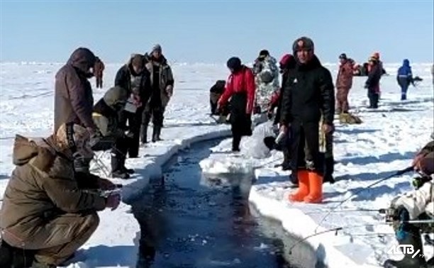 Десятки сахалинцев в Стародубском рыбачат в трещине на льду