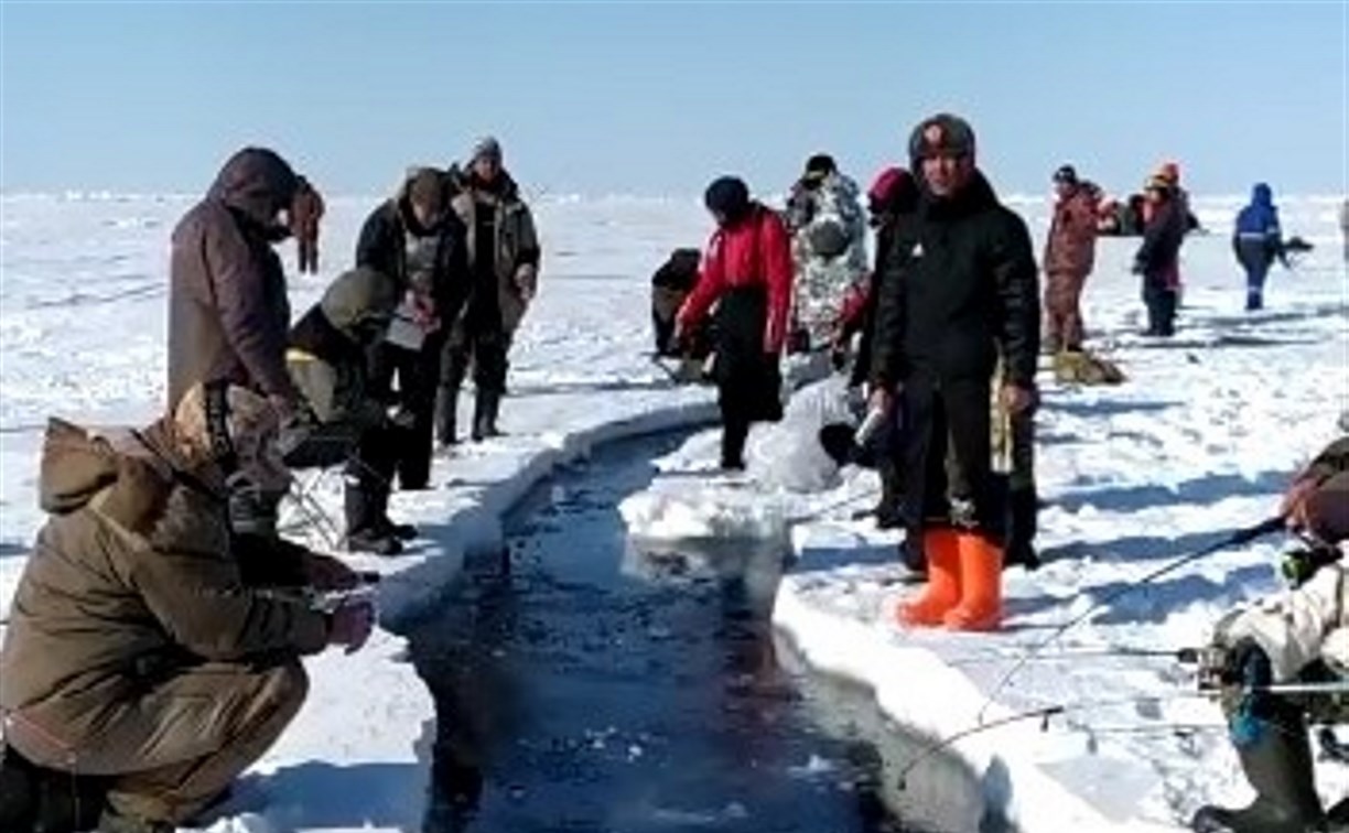 Десятки сахалинцев в Стародубском рыбачат в трещине на льду