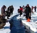 Десятки сахалинцев в Стародубском рыбачат в трещине на льду