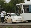 Toyota Wish и пассажирский автобус столкнулись в Южно-Сахалинске