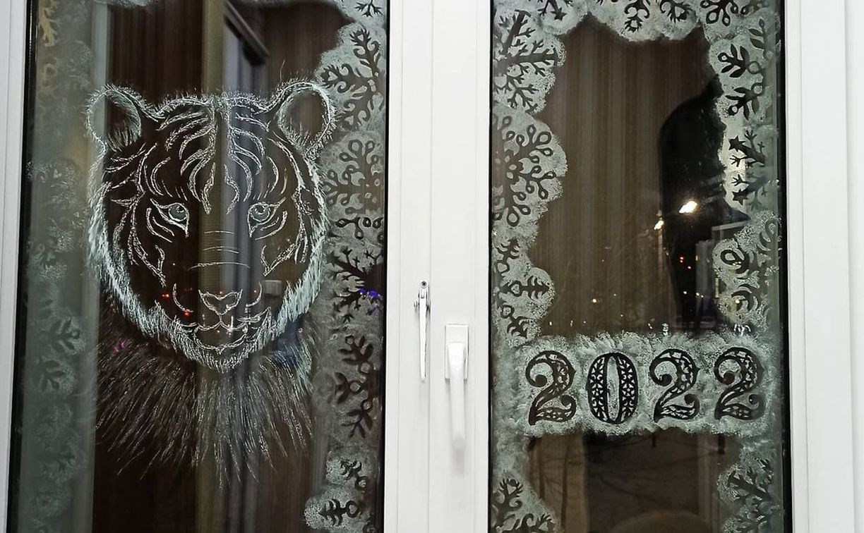 Сахалинцы в честь Нового года изобразили на окнах целые истории