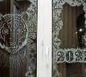 Сахалинцы в честь Нового года изобразили на окнах целые истории