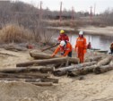 Нефтяники и газовики помогли местным жителям в расчистке нерестовой реки