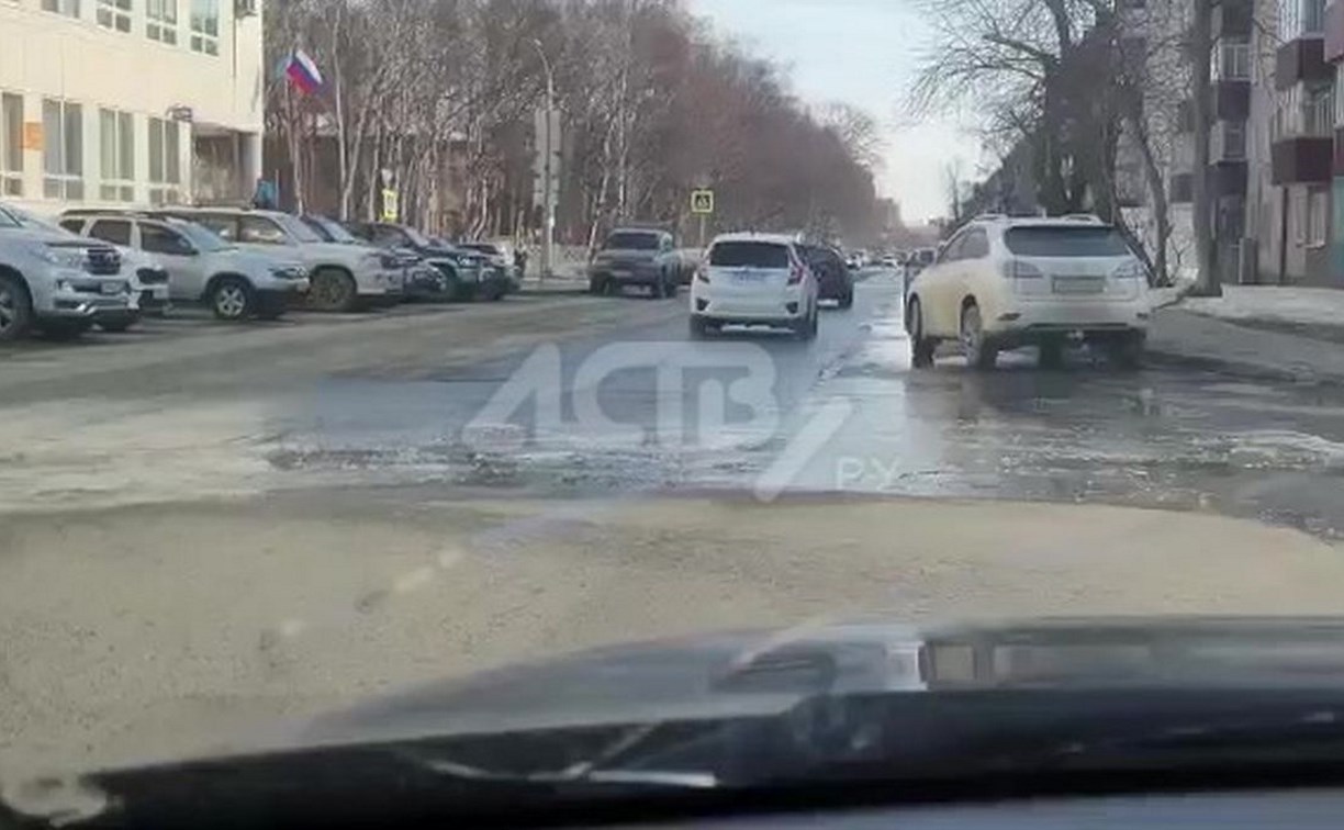 "Затопили черепашек-ниндзя": посреди улицы в Южно-Сахалинске бьют "гейзеры"