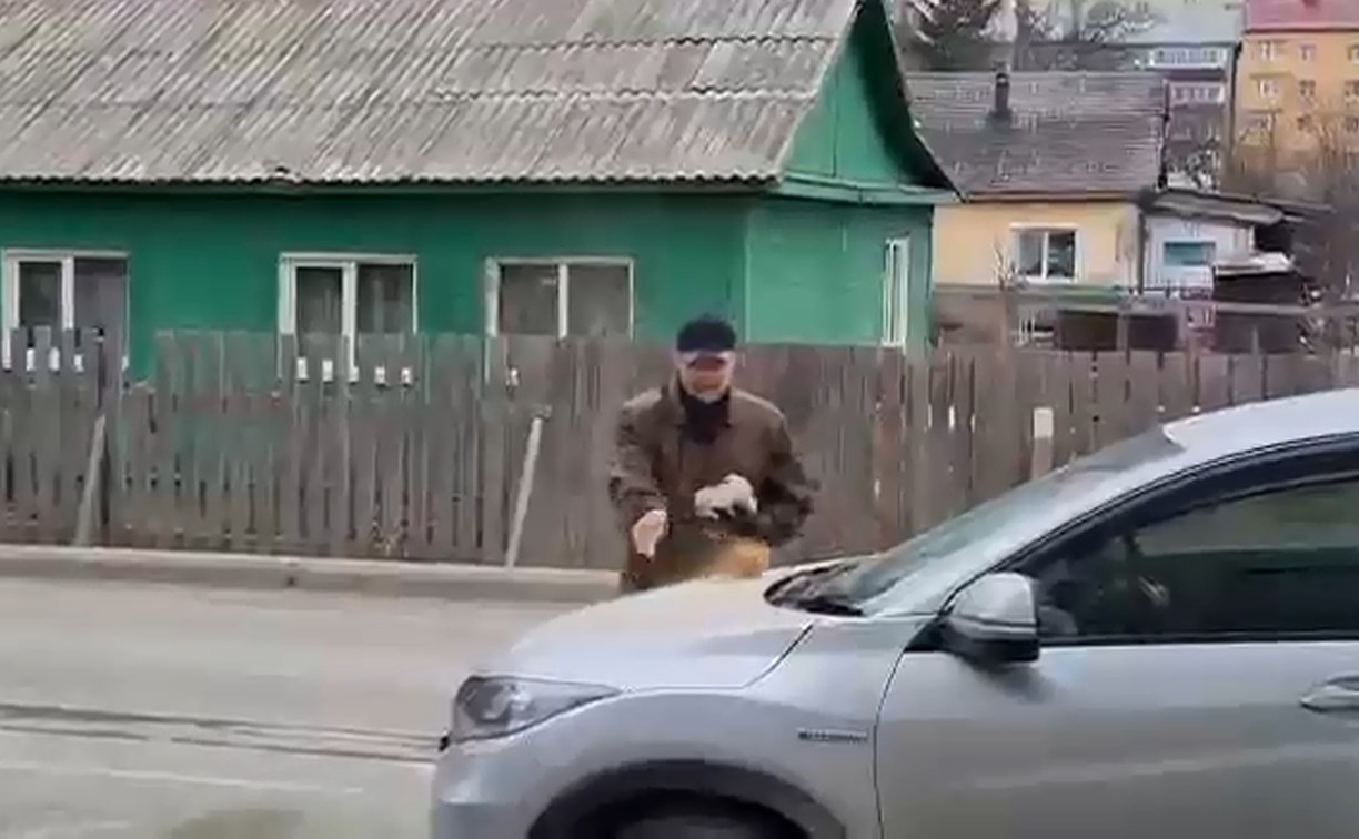 Борец с припаркованными авто в Южно-Сахалинске подрался с женщиной