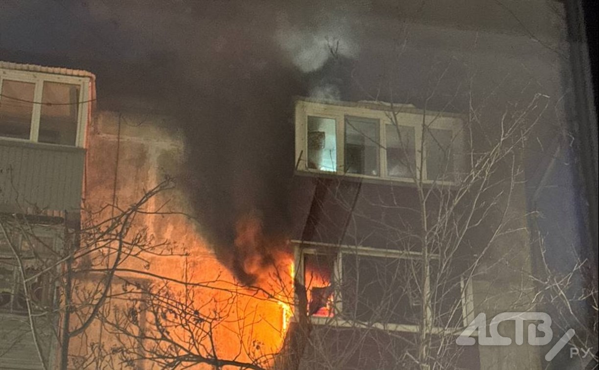 Пожар на балконе пятиэтажки произошёл в Корсакове
