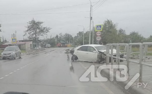 "Утро после Дня города": раскуроченный седан заметили в Ногликах