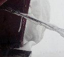 Огромная снежная шапка свисает с многоэтажки в Южно-Сахалинске прямо над "козьей тропой"